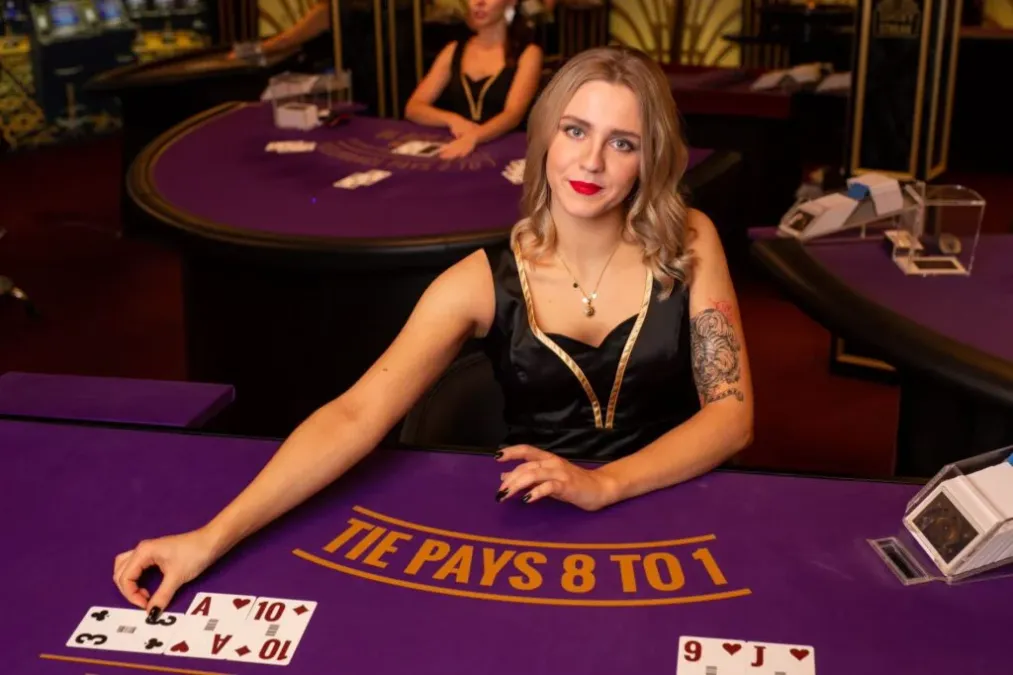 Live Baccarat Real Dealer Tables and Scoreboards